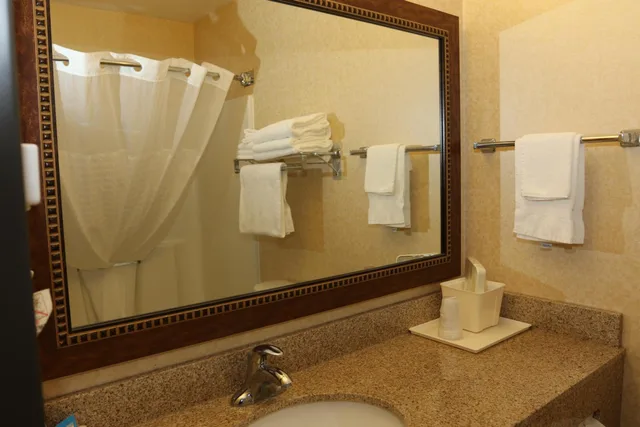 1 Queen Bed - Mob Acc RI Shwr Nsmk Micfridg، Motel6 Minot, ND 8/10