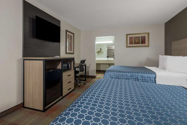 Room, 2 Double Beds, Rodeway Inn Ardmore I-65 3/5