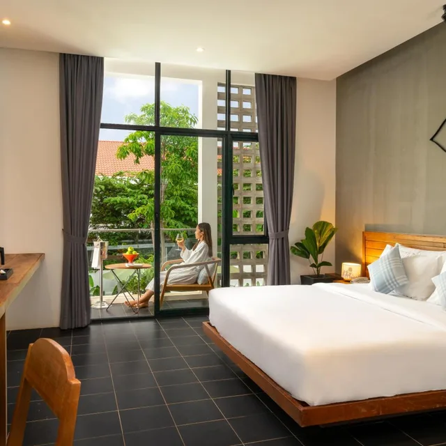 غرفة ديلوكس بسرير مزدوج بإطلالة على المسبح بشرفة، Phka Chan Hotel 3/10