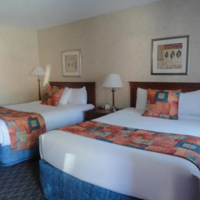 غرفة بسرير كينج وسريرين كوين، North Vancouver Hotel 3/7
