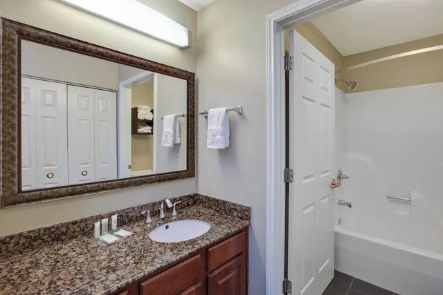 جناح بسرير كينج بغرفة نوم واحدة بمطبخ، Staybridge Suites Louisville-East 3/4