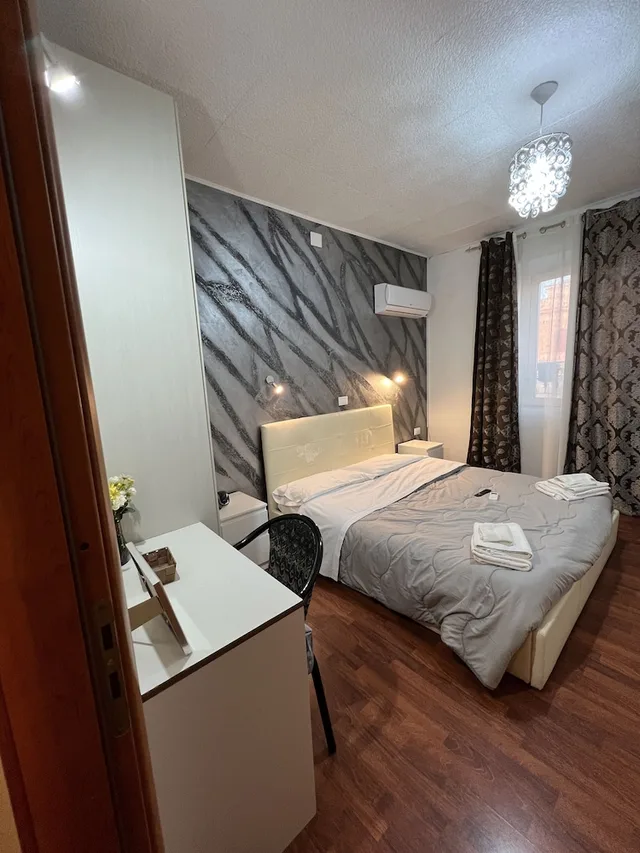 Comfort, Queen Bed, Hotel Como 5/8