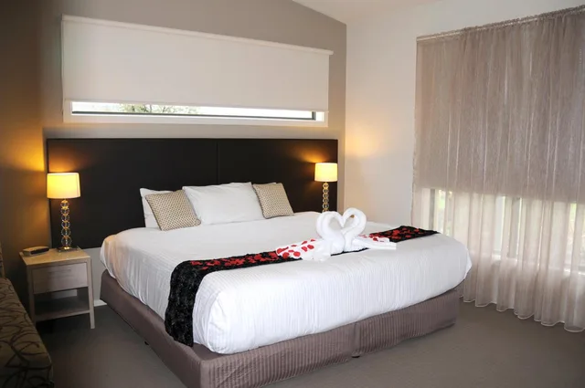 1 Bedroom, Suite, King Bed, Quality Hotel Point Cook 4/8