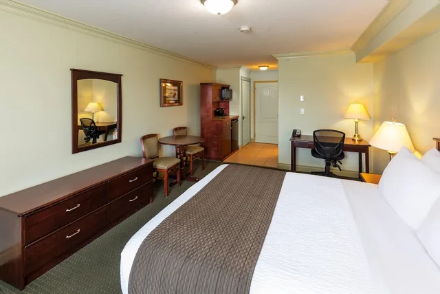 غرفة قياسية بسرير كوين يُسمح فيها بالحيوانات الأليفة، Quality Inn & Suites Whitecourt 7/9
