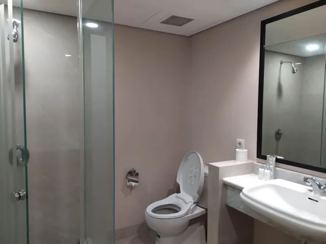 غرفة عائلية بسرير كوين وسريرين منفصلين بـ3 غرف نوم، Grand Tropic Suites Jakarta 9/10