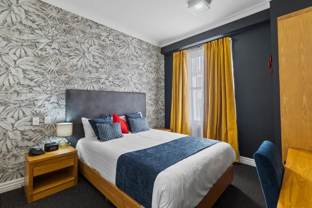 غرفة عائلية بسرير كينج وسريرين منفصلين، Ramada by Wyndham Hamilton City Center 6/8