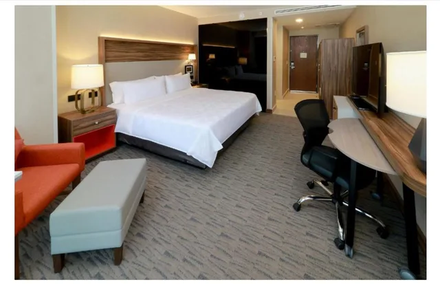 غرفة قياسية بسرير مزدوج، Holiday Inn and Suites Mexico Felipe Angeles Airport 1/2