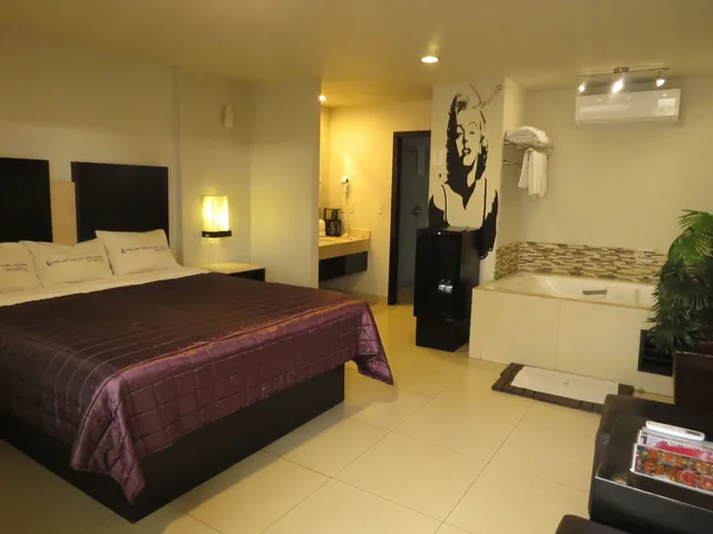 Suite, King Bed, Hot Tub, Hotel Velario 3/9