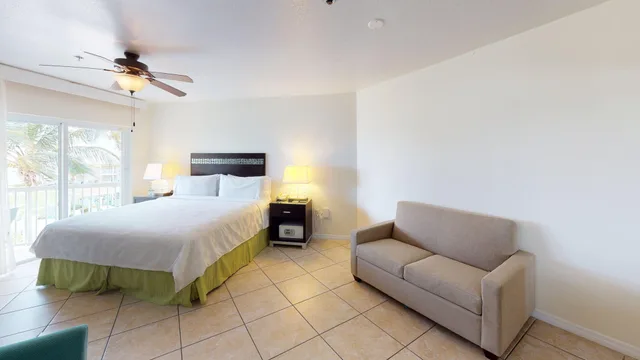 غرفة قياسية بسرير كينج لذوي الإعاقة، Holiday Inn Resort Grand Cayman, an IHG Hotel 3/4