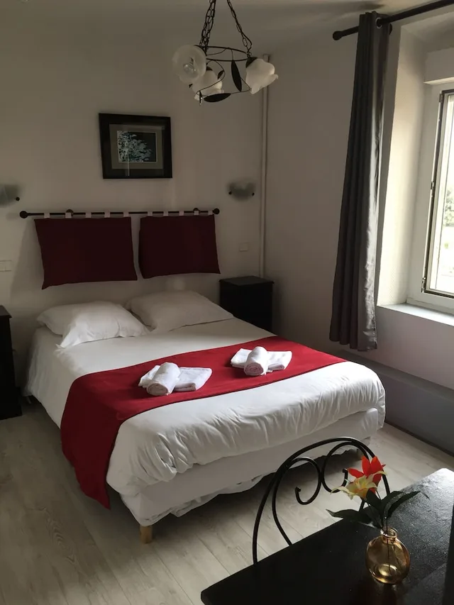 غرفة بحوض استحمام، HOSTELLERIE DE LA SOURCE 1/10