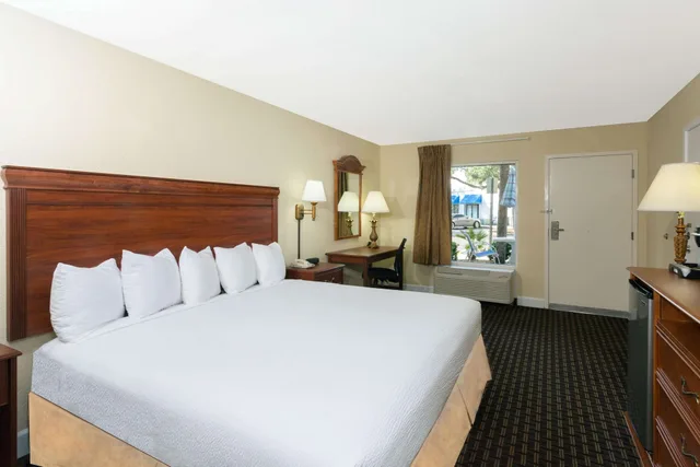Room, King Bed, Accessible, Days Inn by Wyndham Port Charlotte/Punta Gorda 2/10