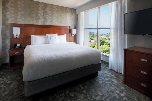 جناح بسرير كينج مع أريكة لذوي الإعاقة، Courtyard By Marriott Richmond Berkeley 1/4