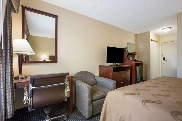 غرفة بسرير كينج، Quality Inn Near Princeton 1/3