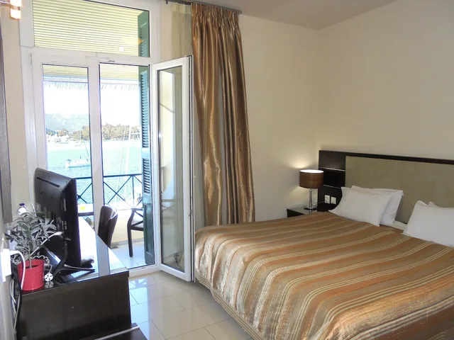 غرفة قياسية بسريرين منفصلين بإطلالة على البحر، Hotel Manessi 2/3