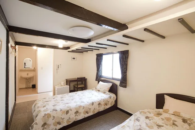 غرفة ثلاثية، The Shin-Okubo International Hotel 1/3