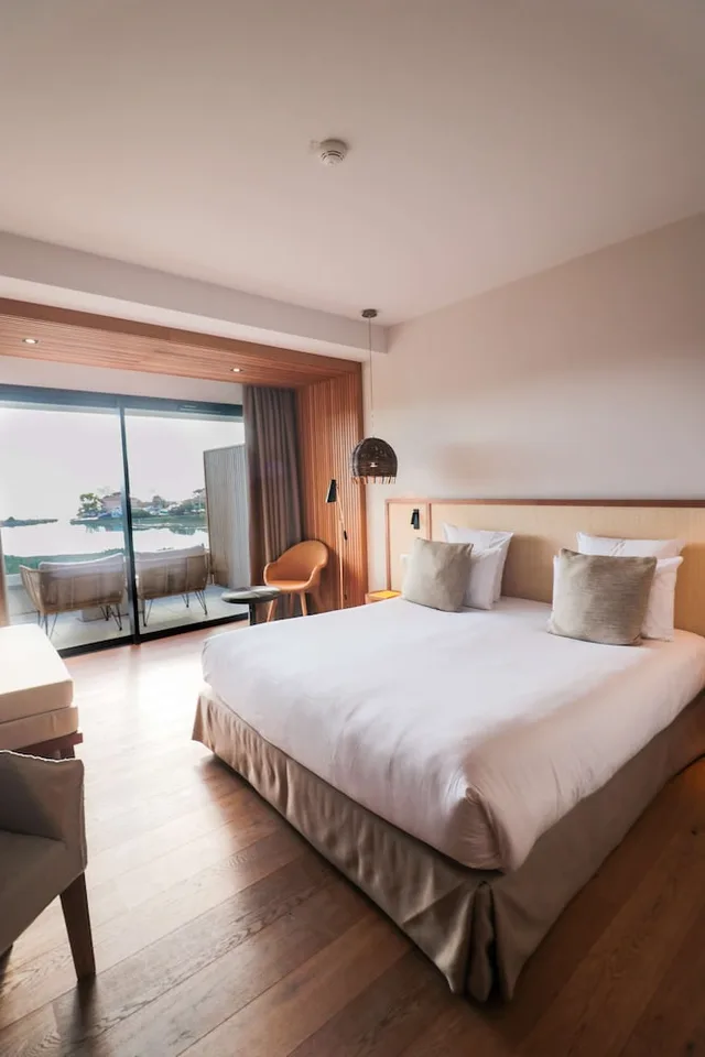 غرفة ديلوكس بسرير كينج بإطلالة على البحر بشرفة، Golden Tulip Porto Vecchio 4/9