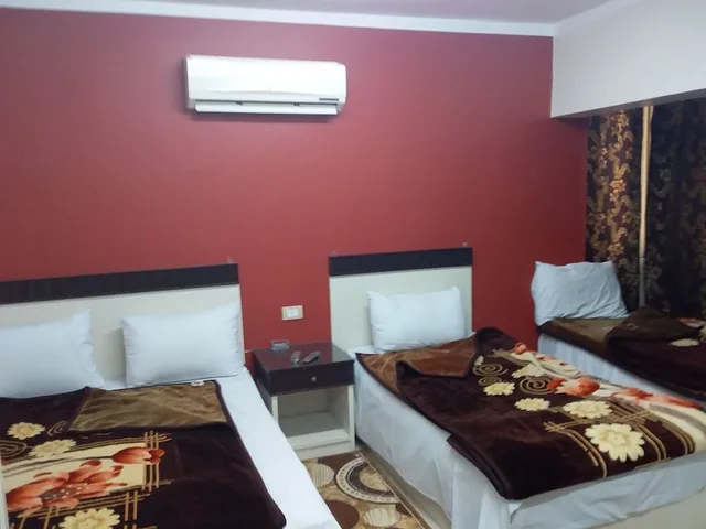 غرفة رباعية بسرير مزدوج وسريرين منفصلين، Isis Hotel 2 - Hostel 6/10
