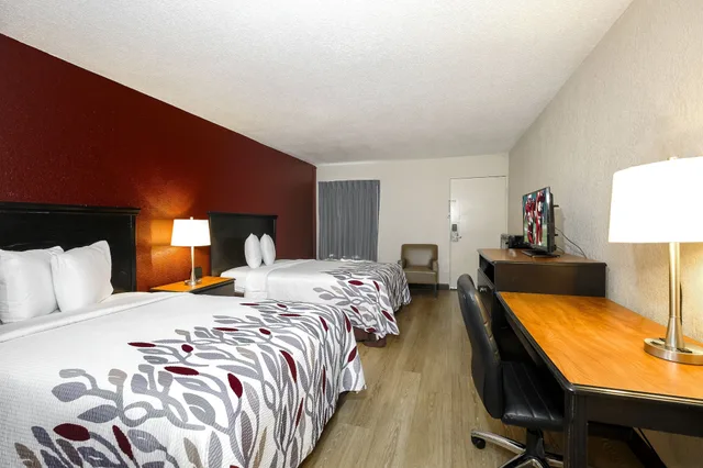 Deluxe, 2 Double Beds, Pool View, Red Roof Inn Hot Springs 6/10