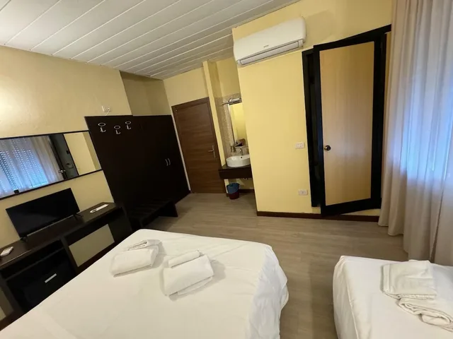 Economy, Triple, 1 Double and 1 Single Bed, Guidi 7/10