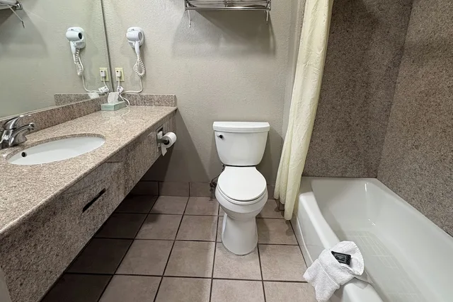 غرفة بسريرين كينج للمدخنين بمطبخ صغير، Regency Inn & Suites By Capital O Houston IAH Airport 7/10