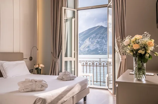 غرفة ديلوكس بسرير مزدوج بإطلالة على البحيرة بشرفة، HOTEL ARABA FENICE 1/3