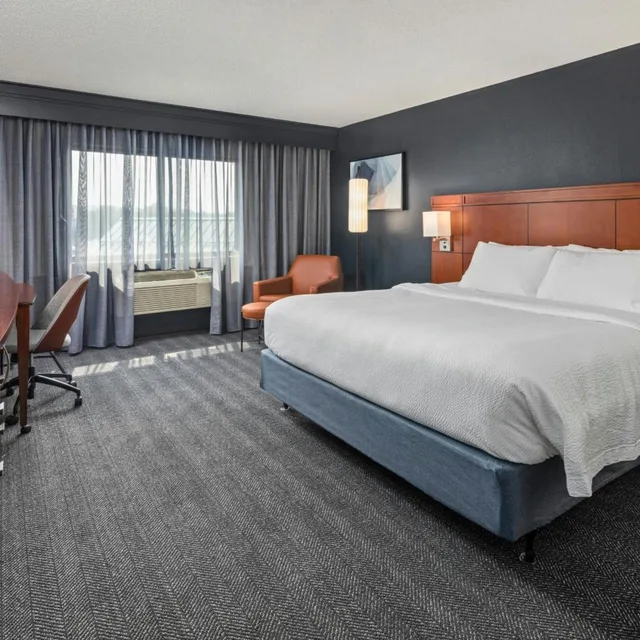 غرفة كبيرة بسرير كينج مع أريكة، Courtyard By Marriott La Crosse 1/5