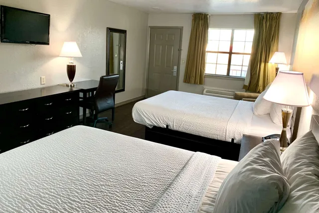 Deluxe, 2 Queen Beds, Days Inn By Wyndham Canton 7/10