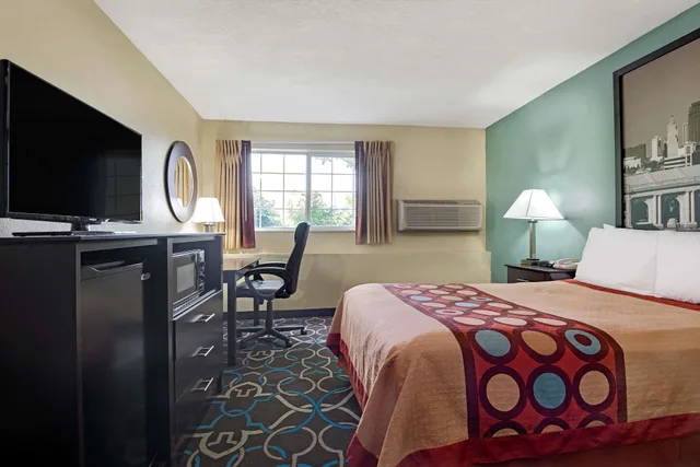 Room, Double Bed, Super 8 By Wyndham Kansas City 6/10