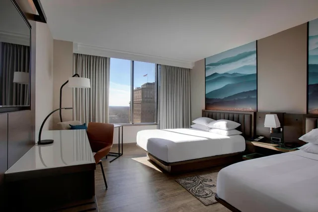غرفة بسرير كوين بإطلالة على المدينة في الطابق العلوي، Winston-Salem Marriott 1/7