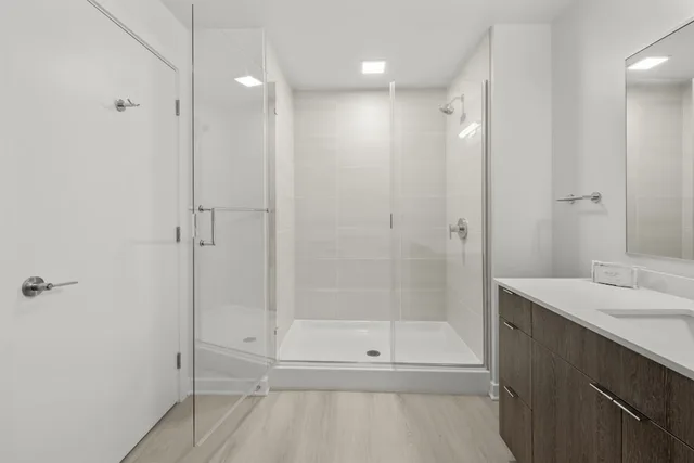 شقة ديلوكس بسرير كوين بشرفة بغرفة نوم واحدة مع أريكة، Global Luxury Suites at Capitol Hill 3/5