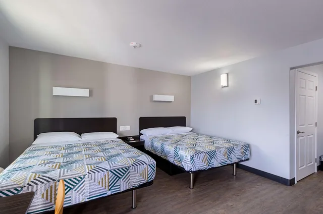 2 Queen Beds - Mobil Access Tub Nsmk Micfridg، Motel6 Show Low, AZ 2/10