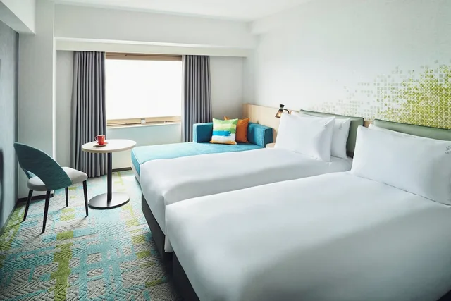 غرفة قياسية بسريرين منفصلين مع أريكة، Holiday Inn Kyoto Gojo by IHG 1/3