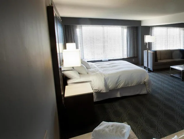 جناح كبير بسرير كينج بحوض جاكوزي بمطبخ، Doubletree By Hilton Bloomington Minneapolis South 2/4