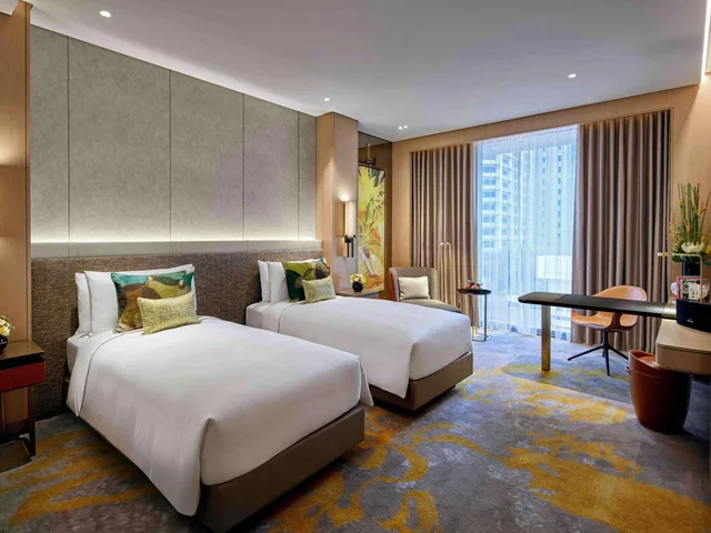 غرفة فاخرة بسريرين منفصلين بإطلالة على المسبح في طابق مرتفع، Sofitel Singapore City Centre 1/4