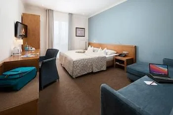 غرفة عائلية ثلاثية مع أريكة، Baseler Hof Hotel 1/1