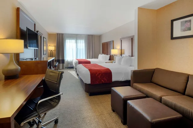 جناح بسريرين كوين مع أريكة، Comfort Suites Anchorage International Airport 4/6