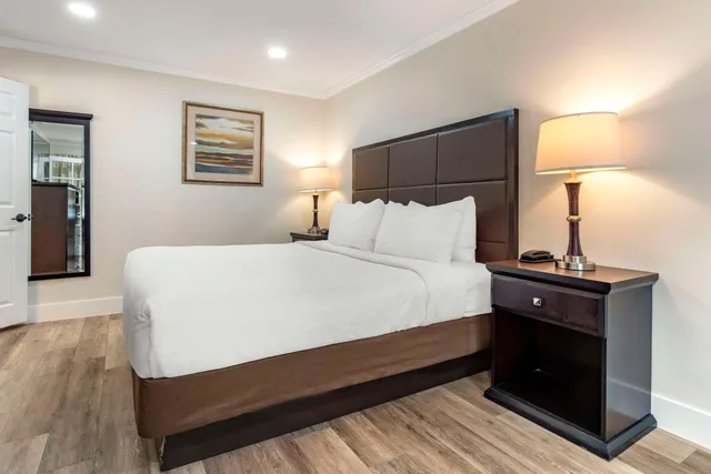 جناح، Best Western Carmel S Town House Lodge 1/3