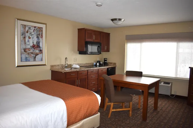 غرفة قياسية بسرير كينج بإطلالة على النهر بمطبخ صغير، Best Western Driftwood Inn 2/6