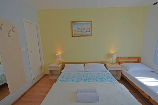 غرفة قياسية بسرير كوين بغرفة نوم واحدة مع أريكة، ROOMS SUNCE ISLAND RESIDENCE 1/4