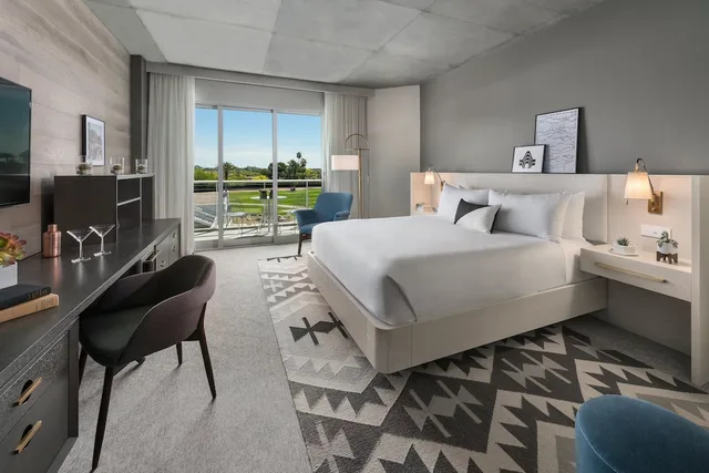 Signature, Premium, King Bed, Mountain Shadows 10/10
