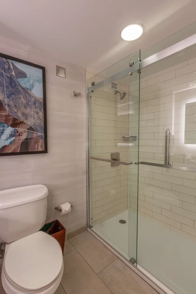 Room, King Bed, with View, DoubleTree by Hilton Hotel Bay City - Riverfront 8/8
