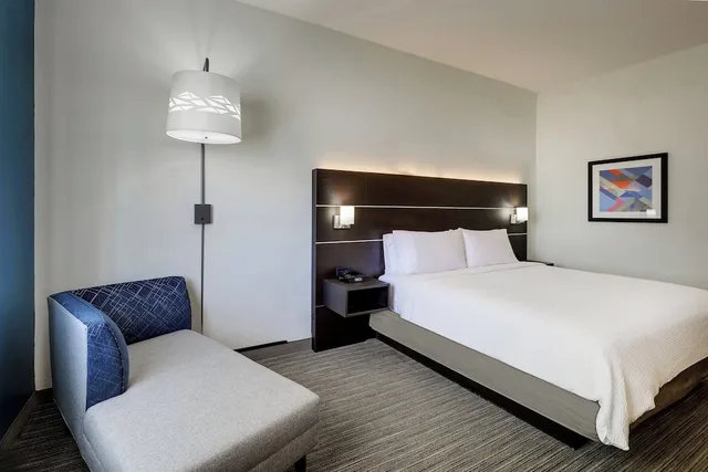Standard, King Bed, Holiday Inn Express Hotel And Suites Gadsden W Near Attalla 3/4