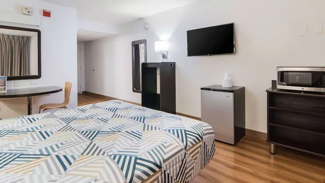 غرفة قياسية بسرير كينج، Motel6 Addison, TX - Dallas 2/10