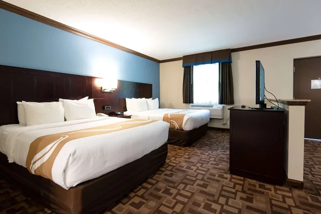 جناح بسريرين كوين مع أريكة لذوي الإعاقة، Quality Inn & Suites Quakertown-Allentown 2/3