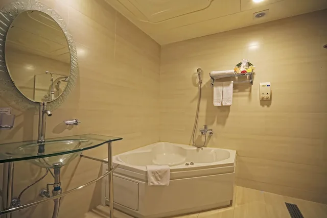 غرفة ديلوكس بسريرين منفصلين وسرير كينج وسرير فردي، Metro Tourist Hotel 2/2