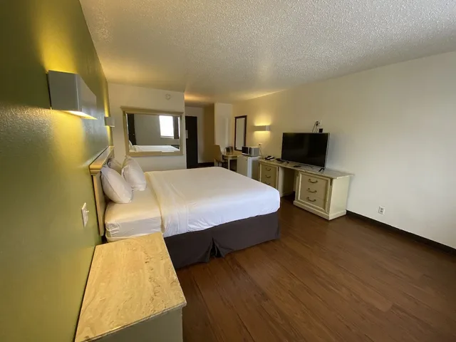 جناح شهر العسل بسرير كينج بجاكوزي، Travelodge Cleveland/Willoughby 3/7