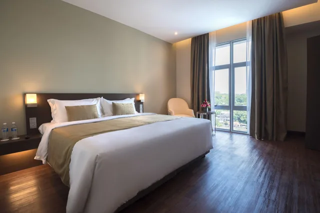 Deluxe, Executive, Riverside Majestic - Astana Wing 1/4