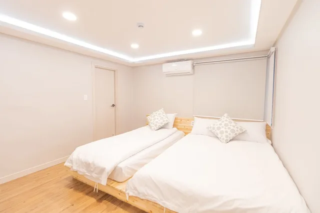 غرفة ديلوكس ثلاثية بسرير مزدوج وسرير فردي، Huayuan House 2 In Hongdae 2/4