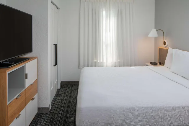 جناح بسرير كوين بغرفة نوم واحدة بحوض استحمام لذوي الإعاقة، Sonesta Simply Suites Falls Church 1/7