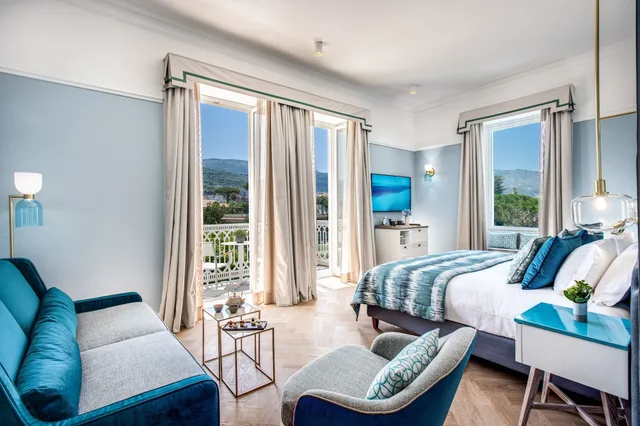 غرفة جونيور بسرير كينج بإطلالة جزئية على البحر مع أريكة، Hotel Mediterraneo Sorrento 1/4